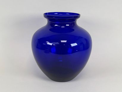Important vase en verre coloré bleu.
H. 29...