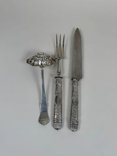 Lot including :
- a silver sprinkling spoon...