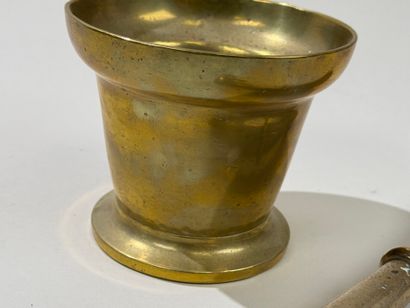 Mortar and pestle in gilt bronze.
19th century.
H....