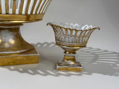 Paris porcelain, 19th century.
Large openwork...