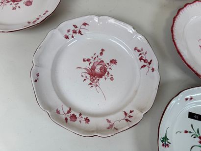 Collection de 7 assiettes en faïence polychrome...