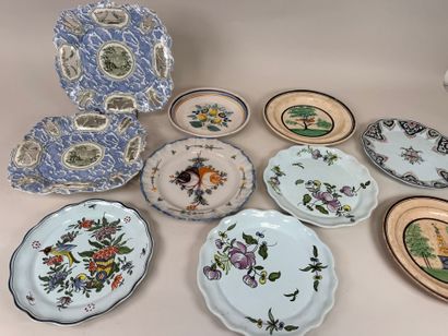Collection de 8 assiettes en faïence polychrome...
