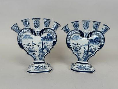 DELFT.
Paire de bouquetières en faïence bleu...