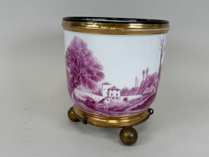 Paris, XIXe.
Grand cache-pot en porcelaine...