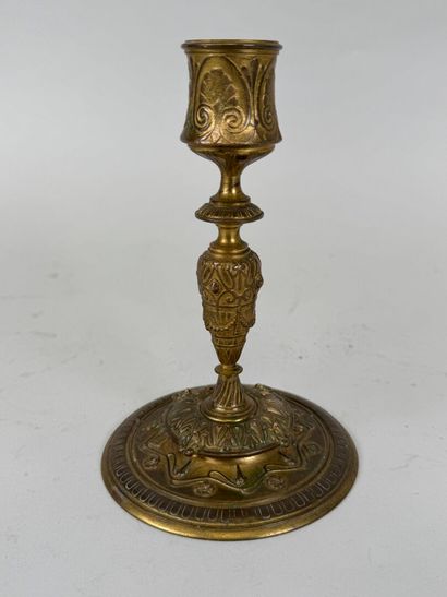 BARBEDIENNE.
Petit bougeoir en bronze doré...