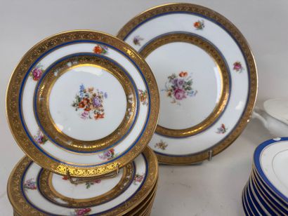 Partie de service à dessert en porcelaine...