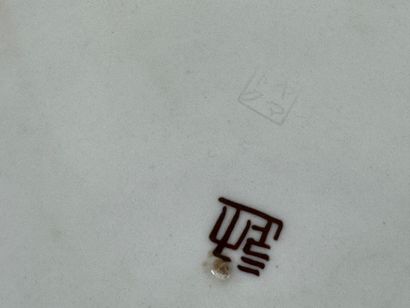 CHINE, XXe.
Grand plat en porcelaine polychrome...