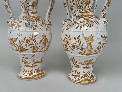 Moustiers.
Paire de vases en faïence crème...