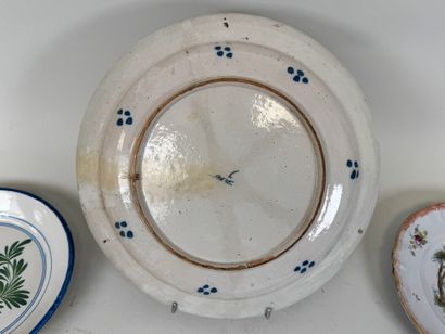 Divers plats ou assiettes en faïence polychrome...