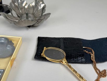 Lot including :
- pair of polychrome and...