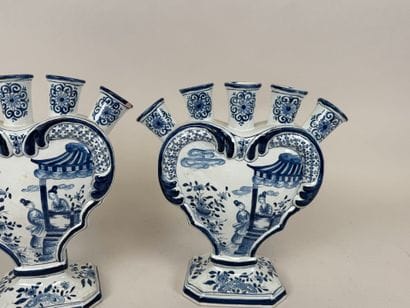 DELFT.
Paire de bouquetières en faïence bleu...