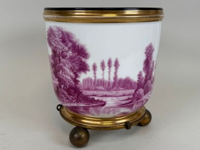 Paris, XIXe.
Grand cache-pot en porcelaine...