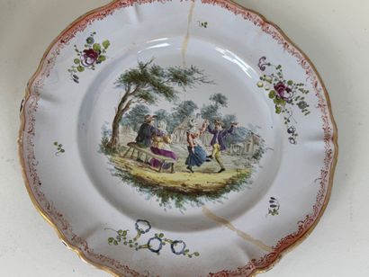 Divers plats ou assiettes en faïence polychrome...