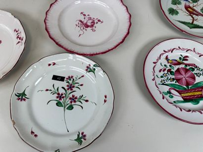 Collection de 7 assiettes en faïence polychrome...