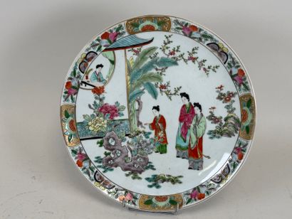 CHINE, XXe.
Grand plat en porcelaine polychrome...