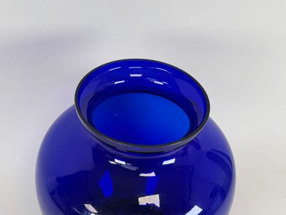 Important vase en verre coloré bleu.
H. 29...