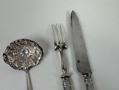 Lot including :
- a silver sprinkling spoon...