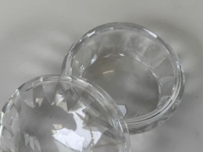 BACCARAT.
Petite bonbonnière en cristal.
Estampillée.
H....