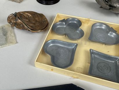 Lot including :
- pair of polychrome and...