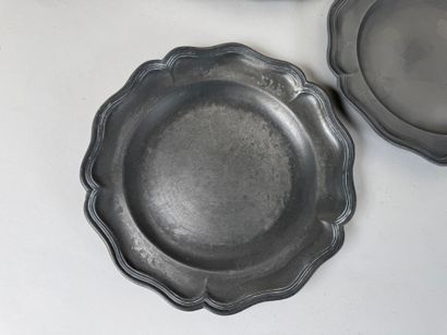 Série de 6 assiettes en étain de forme chantournée.
D....