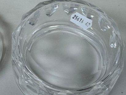 BACCARAT.
Petite bonbonnière en cristal.
Estampillée.
H....