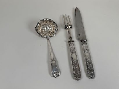 Lot including :
- a silver sprinkling spoon...