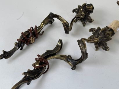 Lustre en bronze doré à cinq bras de lumière.
H....
