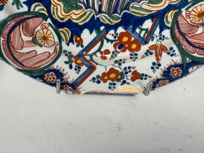 Divers plats ou assiettes en faïence polychrome...