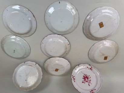 Collection de 7 assiettes en faïence polychrome...