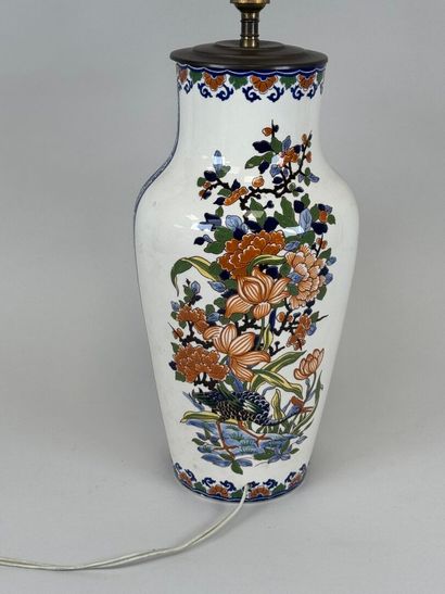 GIEN.
Vase en faïence polychrome à décor...
