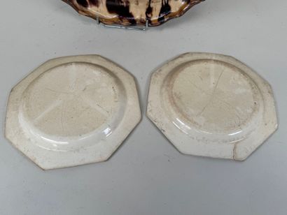 Lot comprenant :
- paire d'assiettes en faïence...