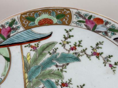 CHINE, XXe.
Grand plat en porcelaine polychrome...