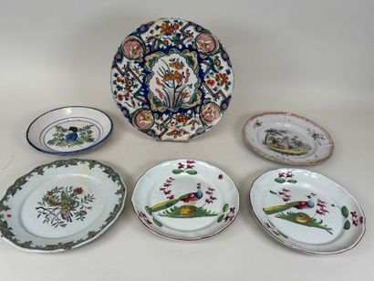 Divers plats ou assiettes en faïence polychrome...