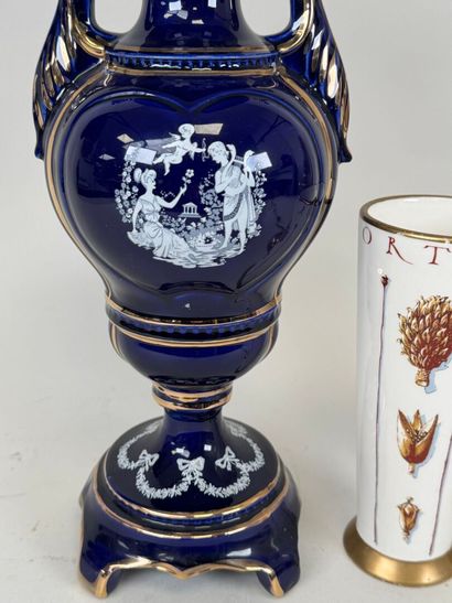 Lot comprenant :
- vase en céramique sur...