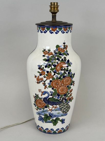 GIEN.
Vase en faïence polychrome à décor...