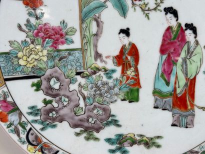 CHINE, XXe.
Grand plat en porcelaine polychrome...