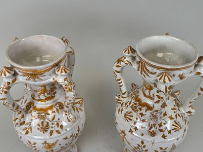 Moustiers.
Paire de vases en faïence crème...