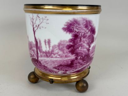 Paris, XIXe.
Grand cache-pot en porcelaine...