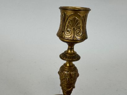 BARBEDIENNE.
Petit bougeoir en bronze doré...