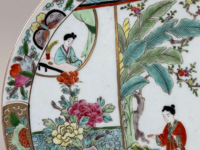 CHINE, XXe.
Grand plat en porcelaine polychrome...