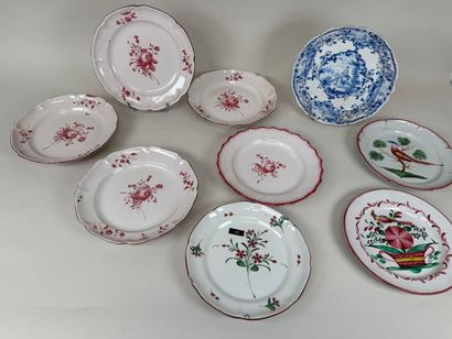 Collection de 7 assiettes en faïence polychrome...