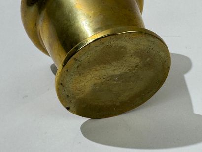 Mortar and pestle in gilt bronze.
19th century.
H....