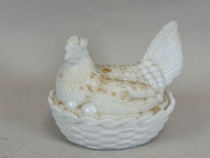 Opaline de Foire.
Poule.
Bonbonnière en opaline.
19...