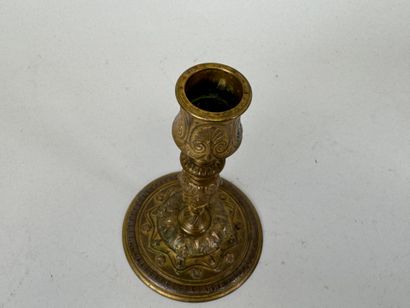 BARBEDIENNE.
Petit bougeoir en bronze doré...