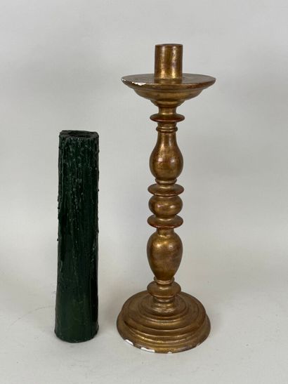 Pique-cierge en bois doré et stuqué.
H. 44...
