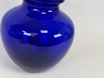 Important vase en verre coloré bleu.
H. 29...