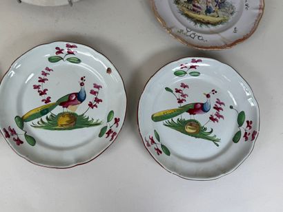 Divers plats ou assiettes en faïence polychrome...