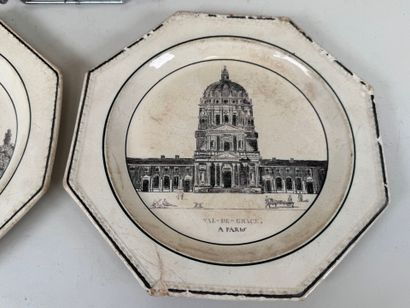 Lot comprenant :
- paire d'assiettes en faïence...