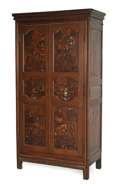 Armoire rectangulaire en marqueterie de diverses...