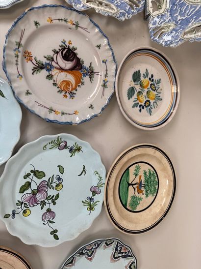 Collection de 8 assiettes en faïence polychrome...